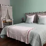 Aux Rosiers Bed & Breakfast