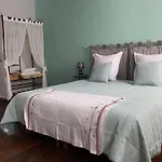 Aux Rosiers Bed & Breakfast