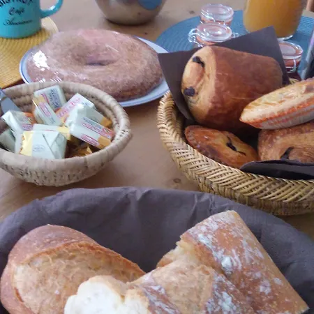 Aux Rosiers Bed & Breakfast