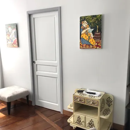 Aux Rosiers Bed & Breakfast 3*
