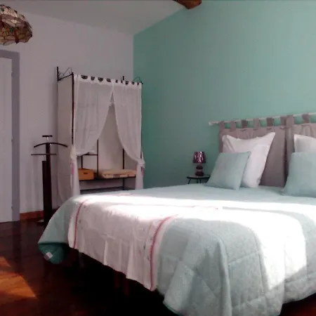 Aux Rosiers Bed & Breakfast 3*