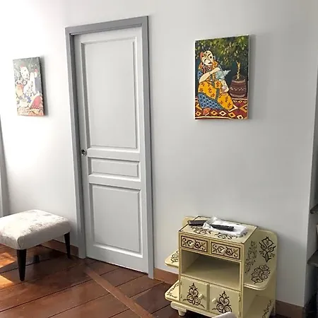 Aux Rosiers Bed & Breakfast 3*