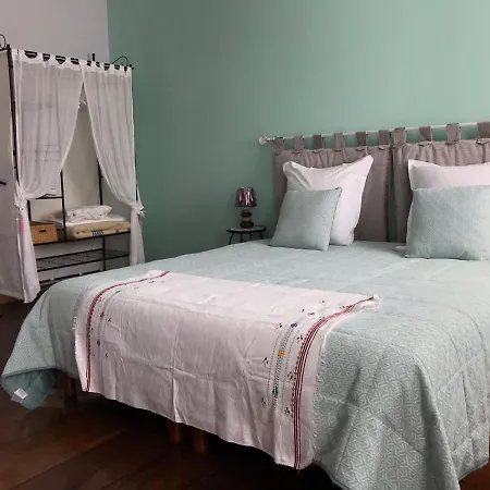 Aux Rosiers Bed & Breakfast