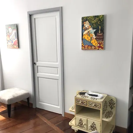 Aux Rosiers Bed & Breakfast 3*